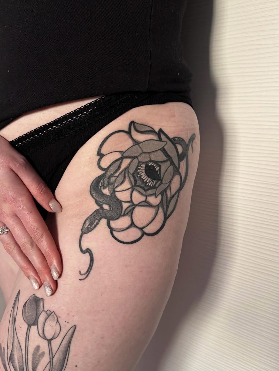 Serpent et fleur, flash ornemental adopté — bonny.addams.tattoo