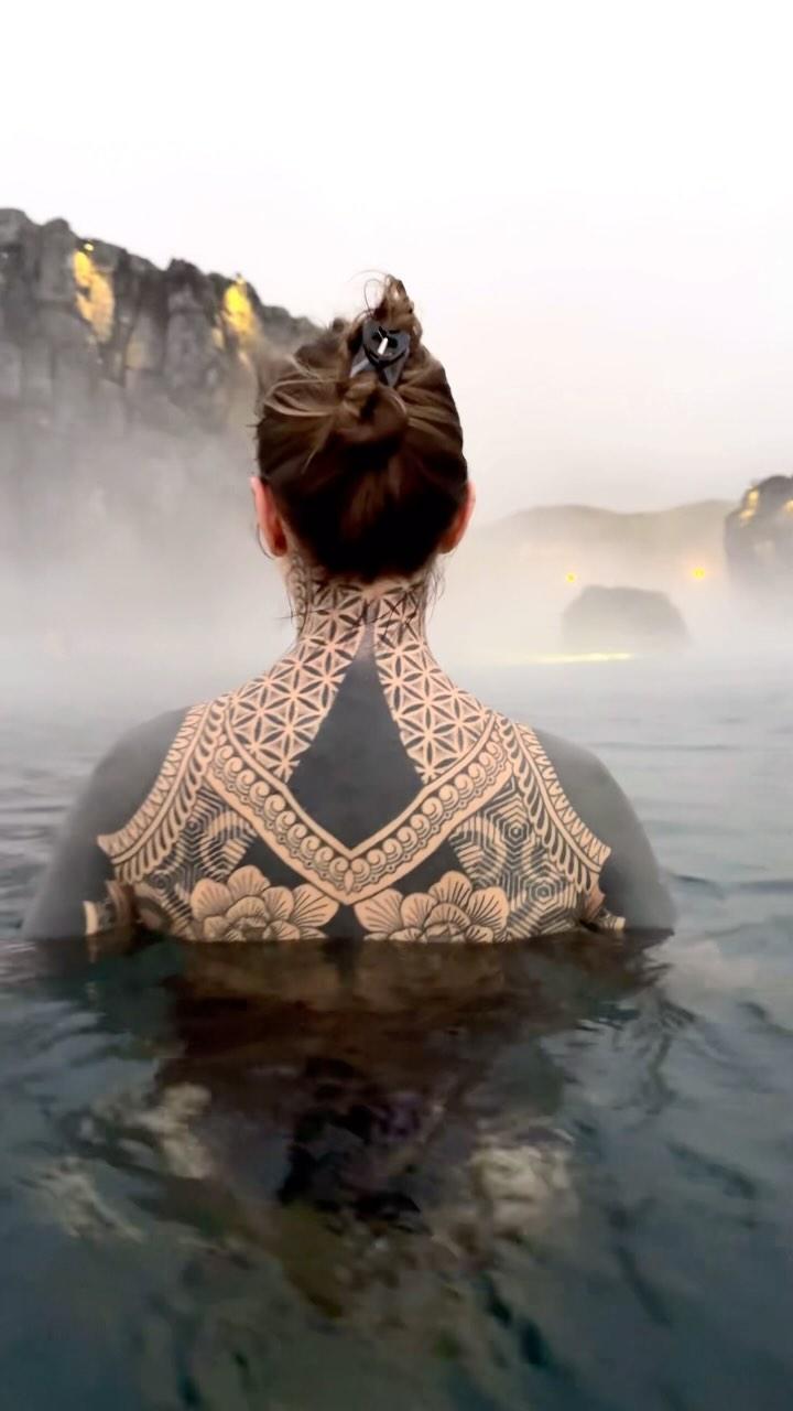 Tatouage dos ornemental géométrique — remybtattoo
