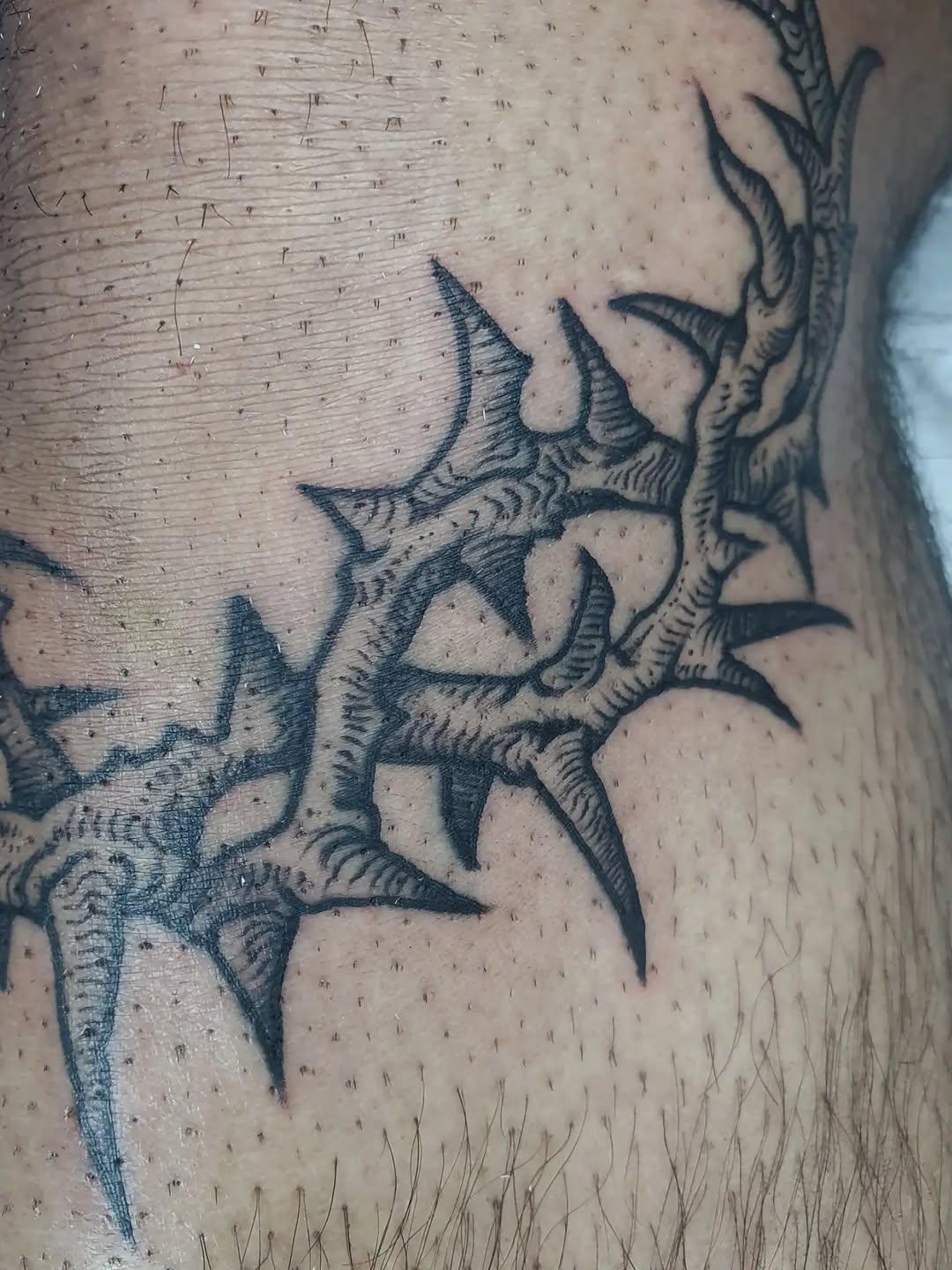 Tatouage Épines genou — elbenttattoo