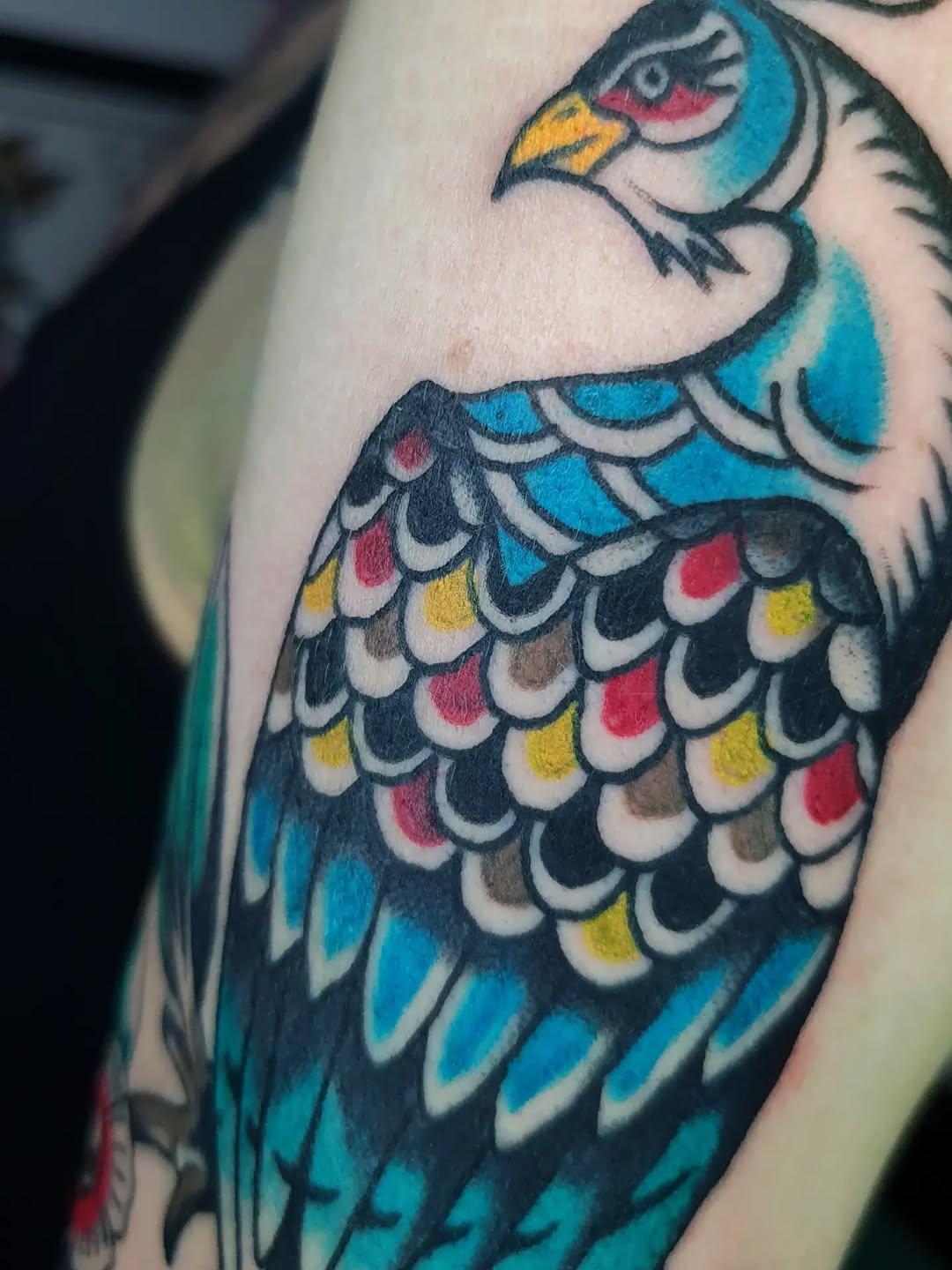 Tatouage Oiseau coloré — elbenttattoo
