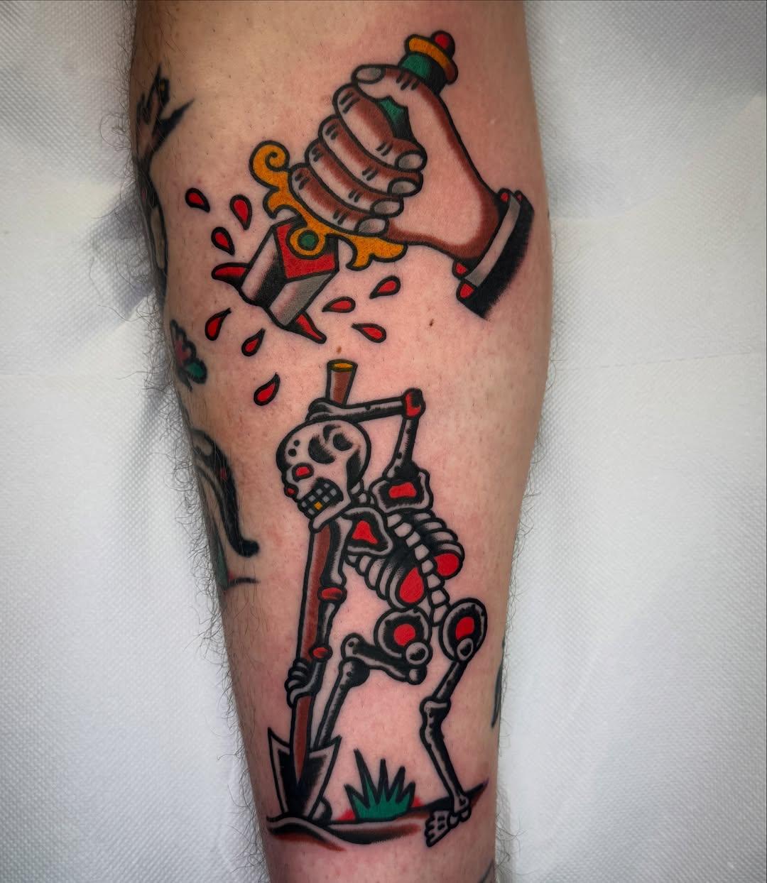 Tatouage Main tenant cœur et squelette à la hache — stefanpauli