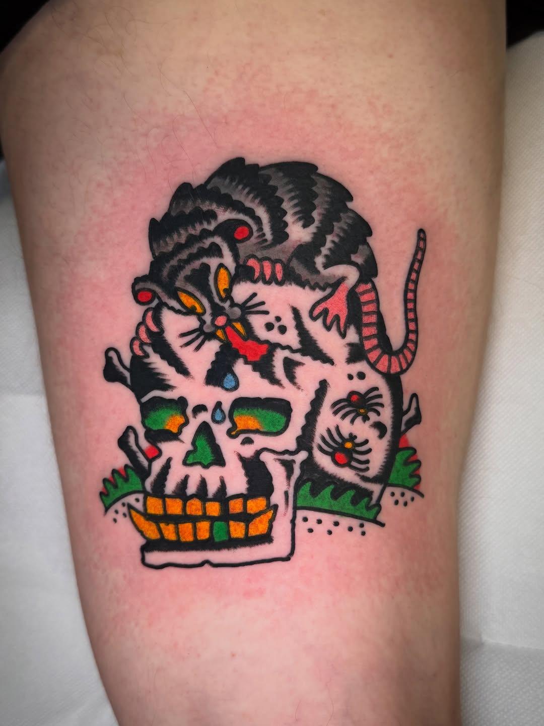 Tatouage Crâne coloré avec rats et ornements — stefanpauli