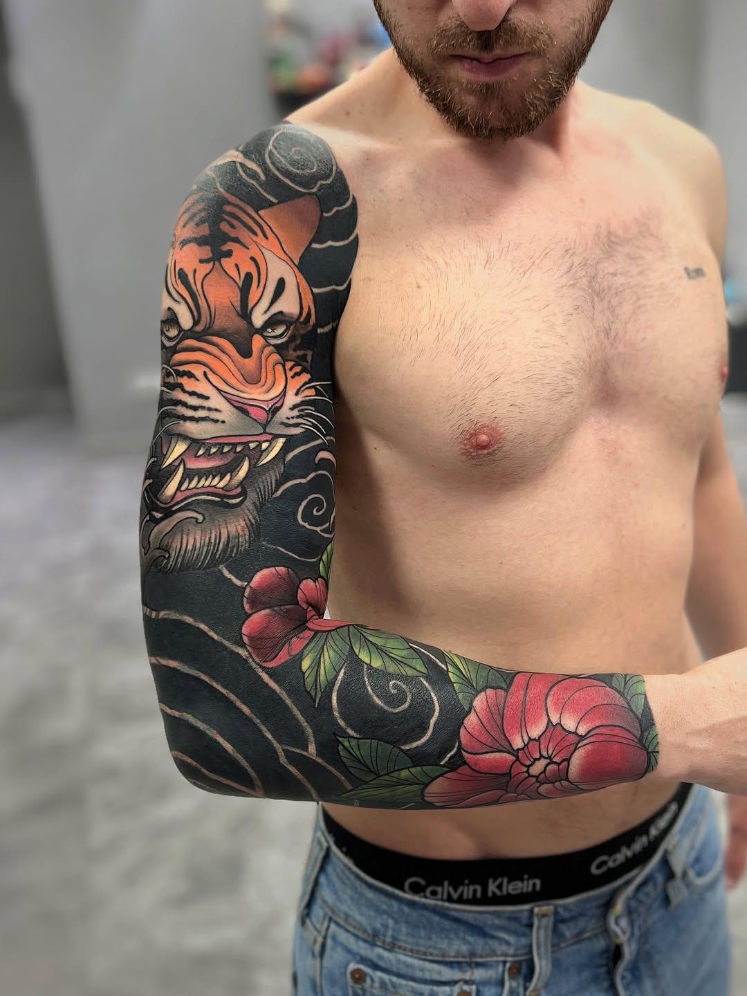 Tatouage Manche tigre avec fleurs — nesi_tattoo