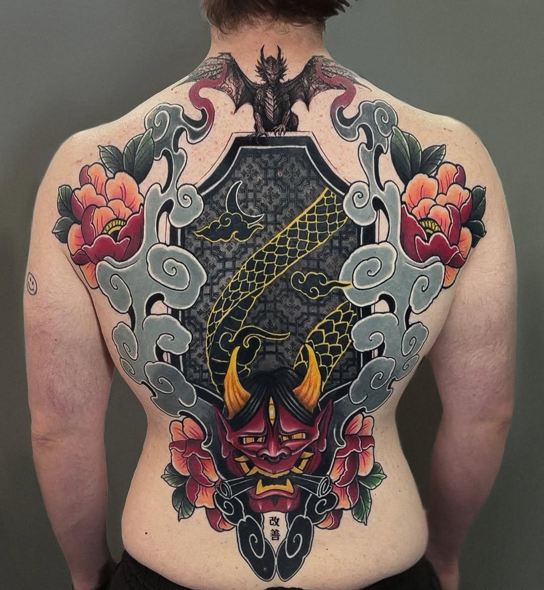 Tatouage Backpiece masque demon avec ornements — nesi_tattoo