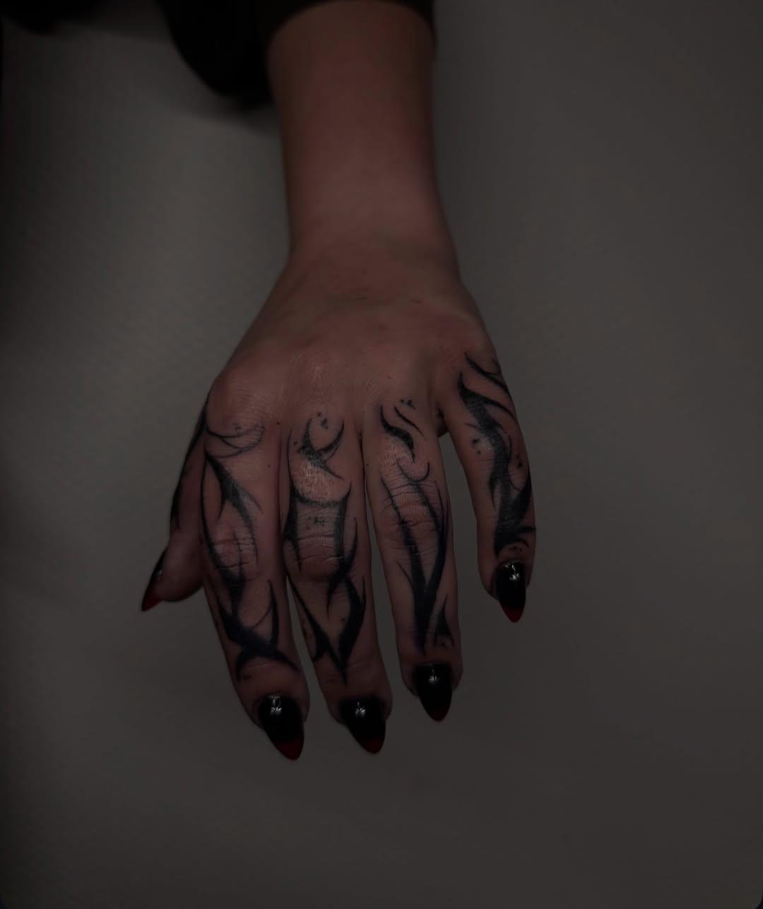 Lettrage LOVE freehand blackwork — sofunink