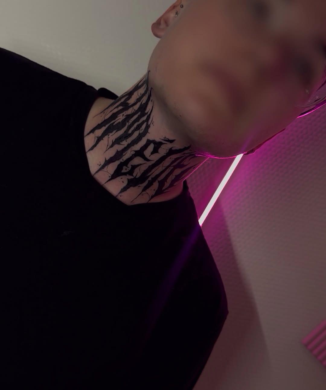 Tatouage gorge blackwork — sofunink
