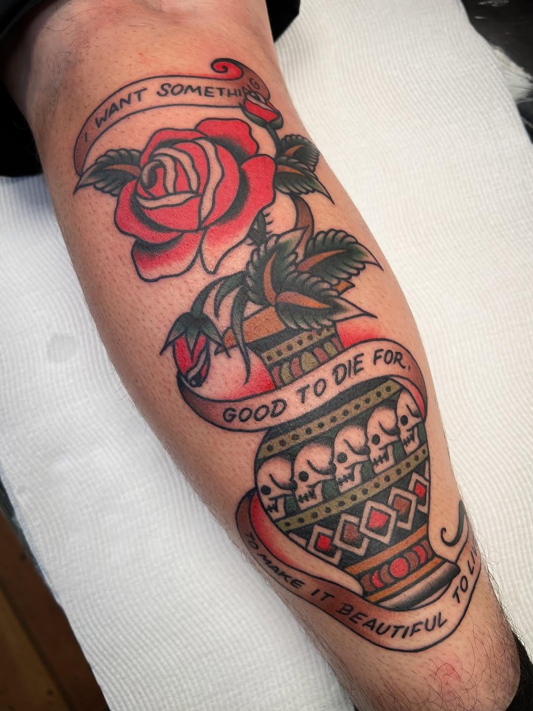Tatouage Rose avec lettrage traditionnel bras — graeme.allan