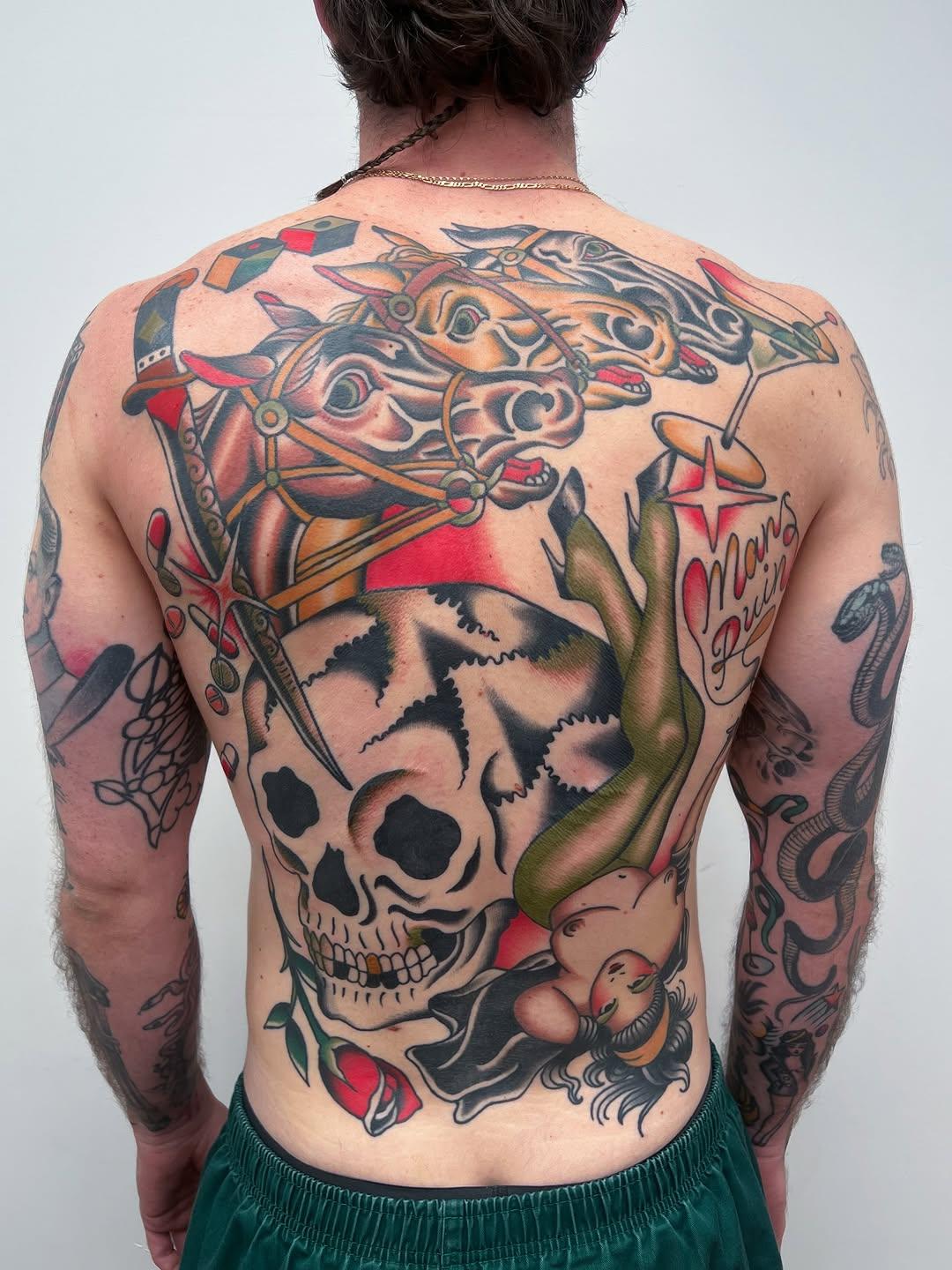 Tatouage Crâne avec tête de taureau colorée dos — graeme.allan