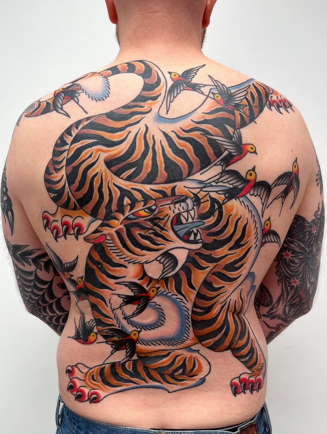 Tatouage Tigres orange et noir dos entier — graeme.allan