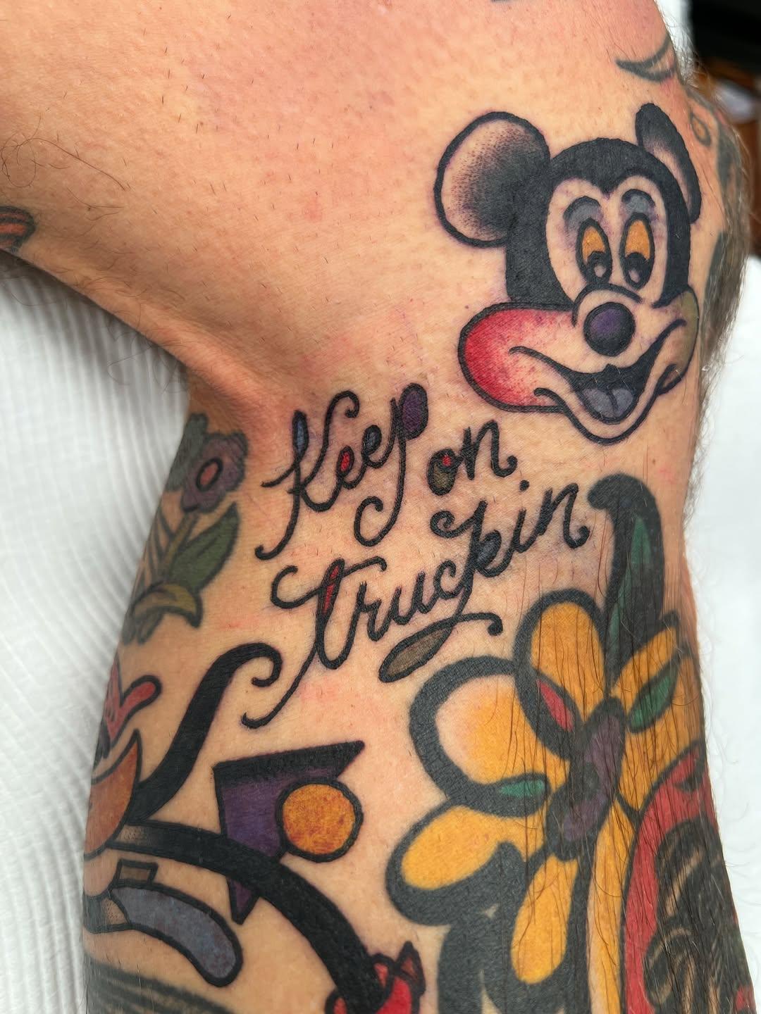 Tatouage Mickey avec texte et fleurs bras — graeme.allan