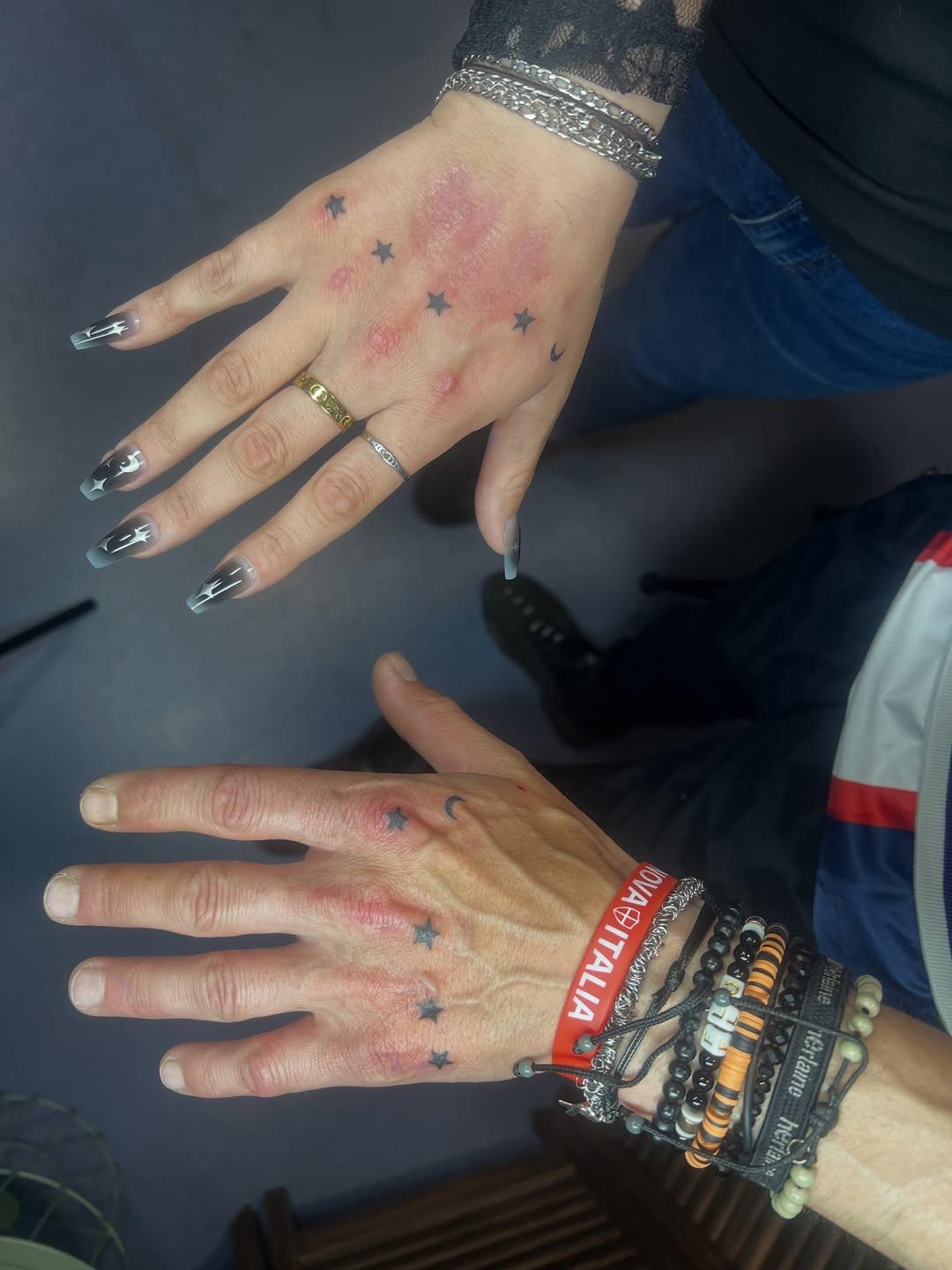 Tatouage Étoiles doigts — le.petit.soleil.tattoo