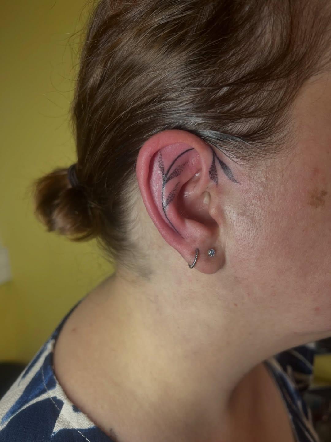 Tatouage Floral dotwork oreille — le.petit.soleil.tattoo