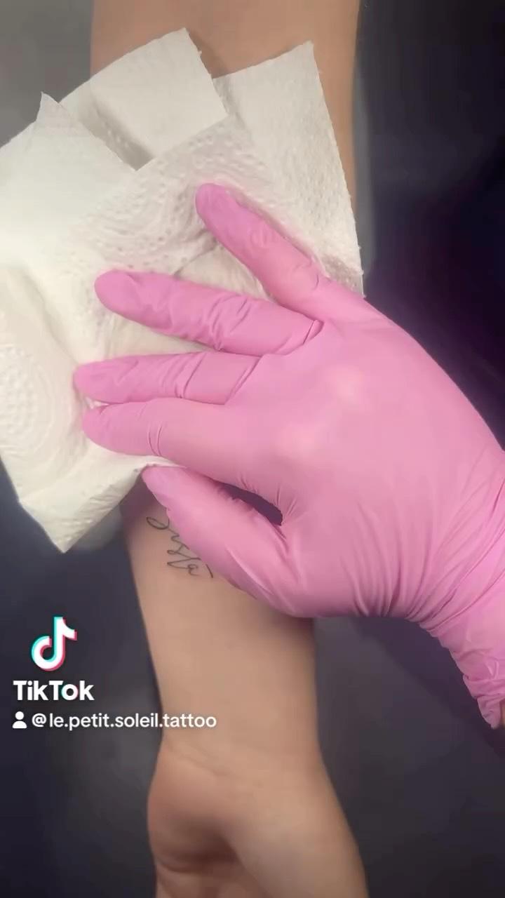 Fleur préférée fine line — le.petit.soleil.tattoo
