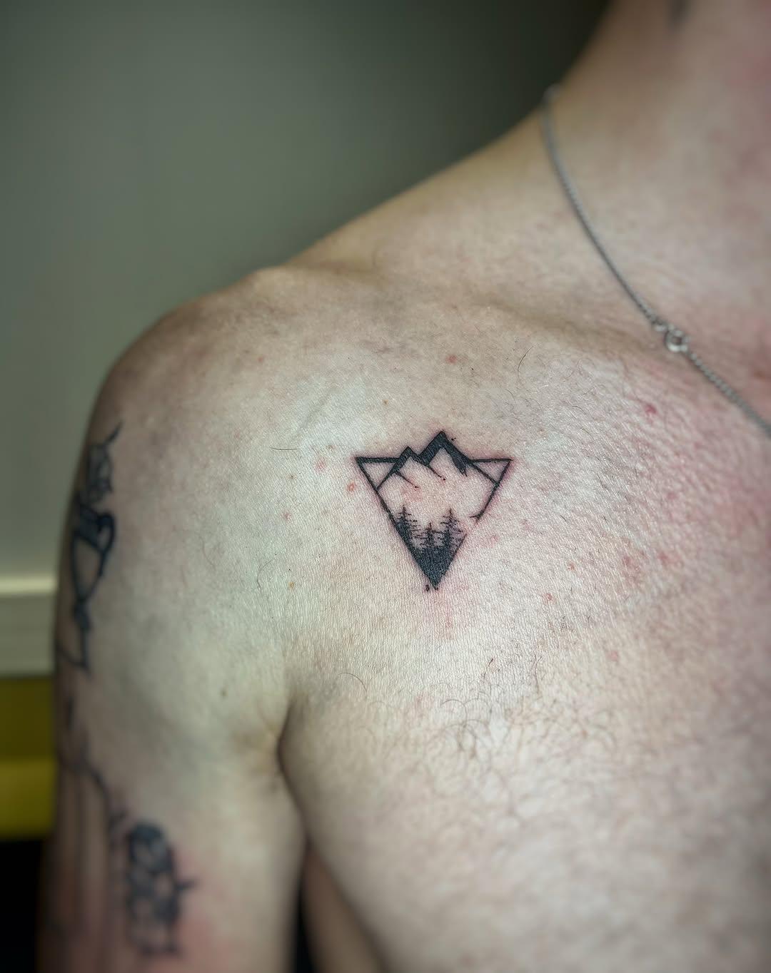 Tatouage fine line — le.petit.soleil.tattoo
