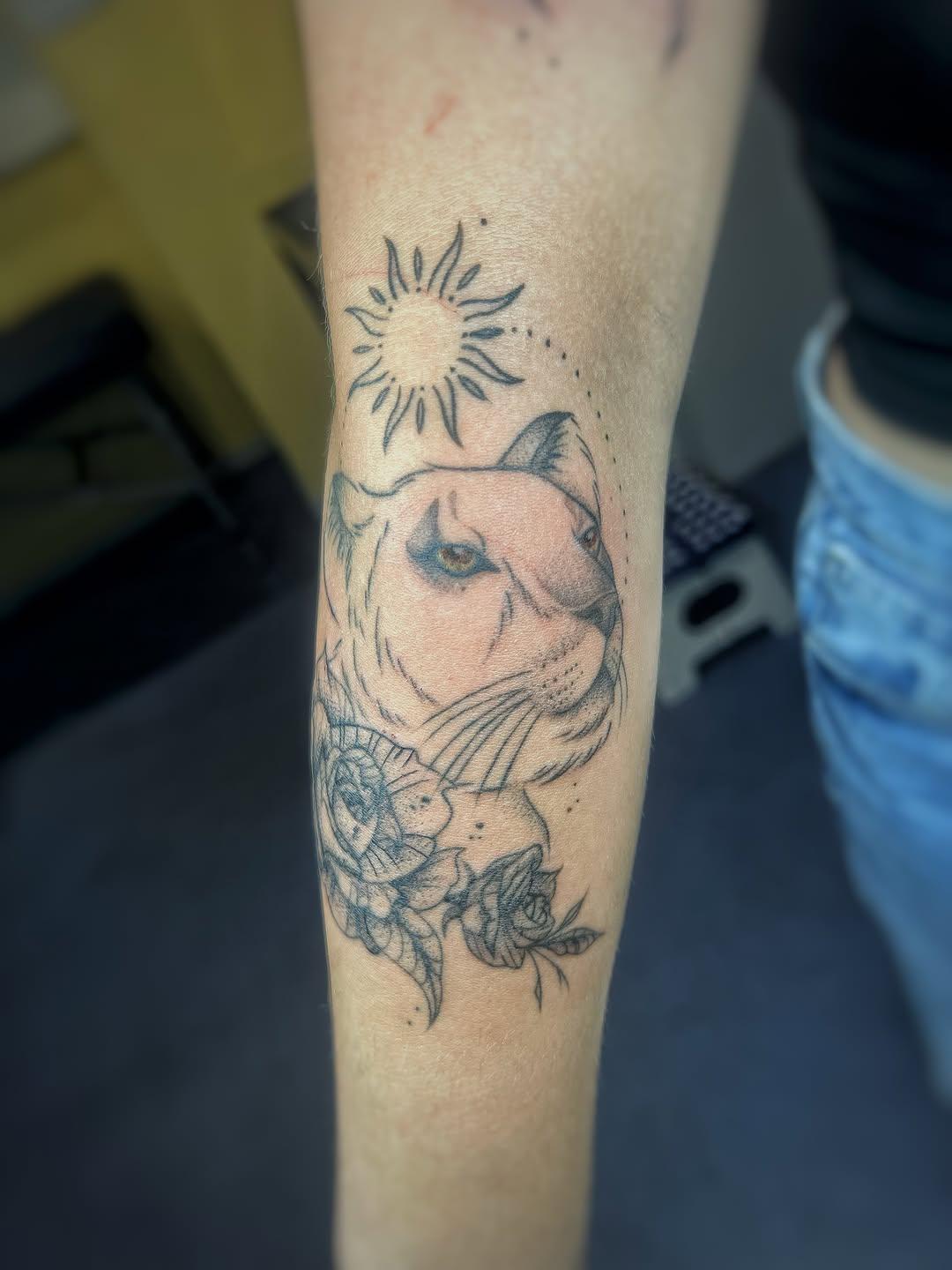 Lionne fine line — le.petit.soleil.tattoo