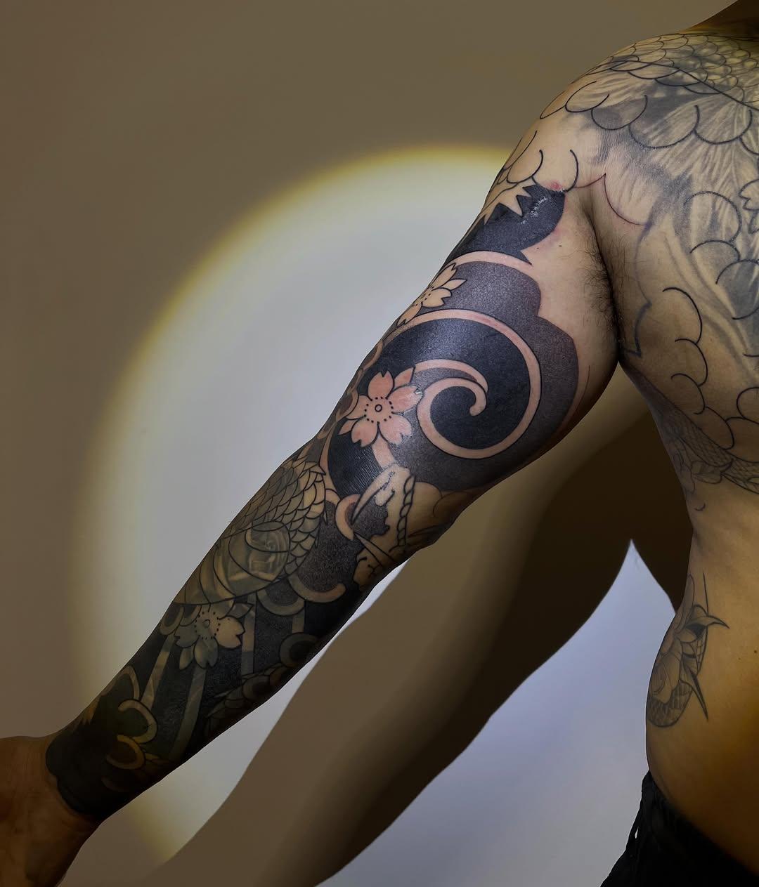 Tatouage motifs floraux et spirales bras — davidferreyros.irezumiperu