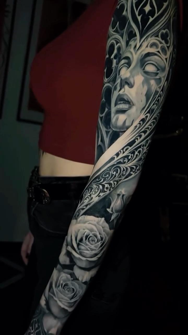 Tatouage bras féminin crâne baroque et roses — kentin_dunesme