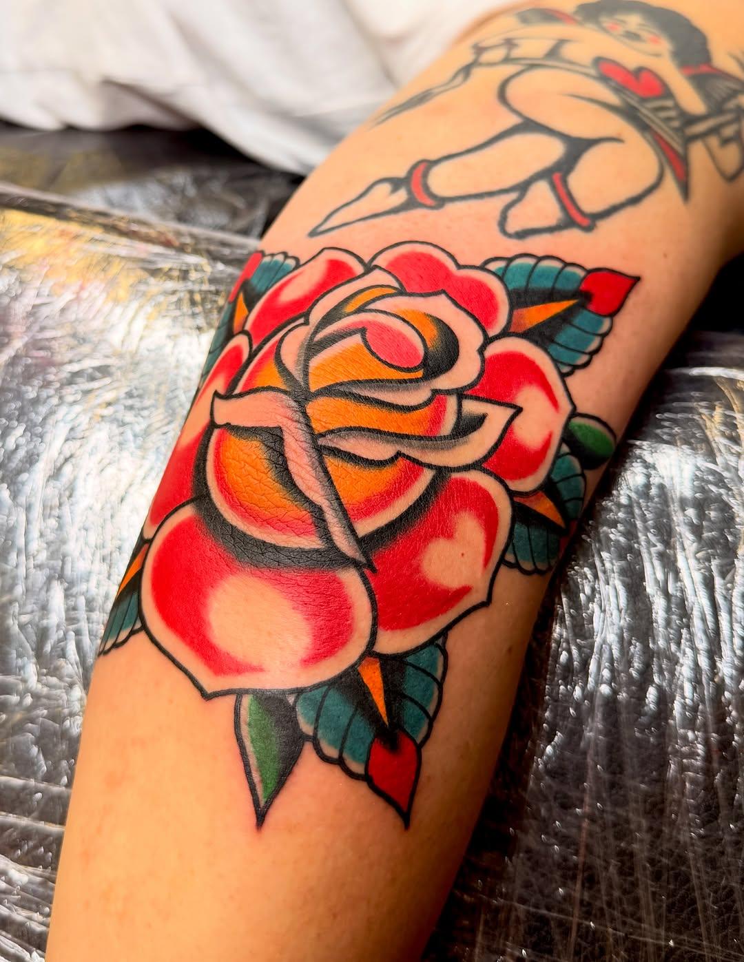 Tatouage Rose coude — straydogstattoo