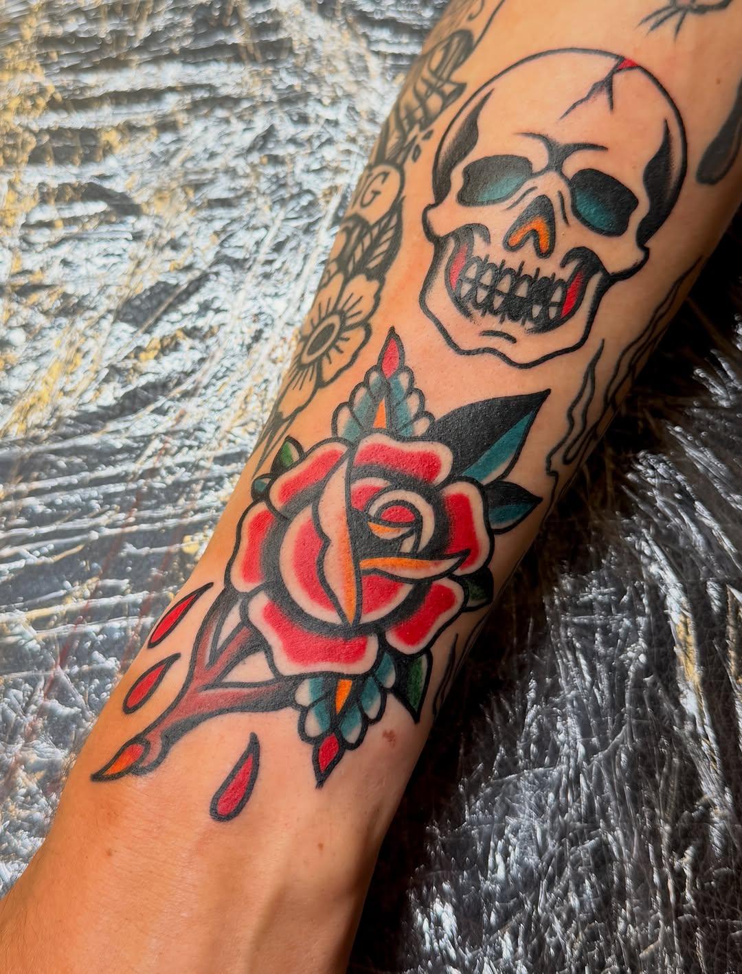 Tatouage Rose et crâne — straydogstattoo