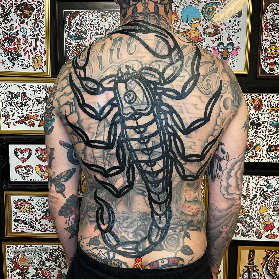 Tatouage Scorpion dos — straydogstattoo