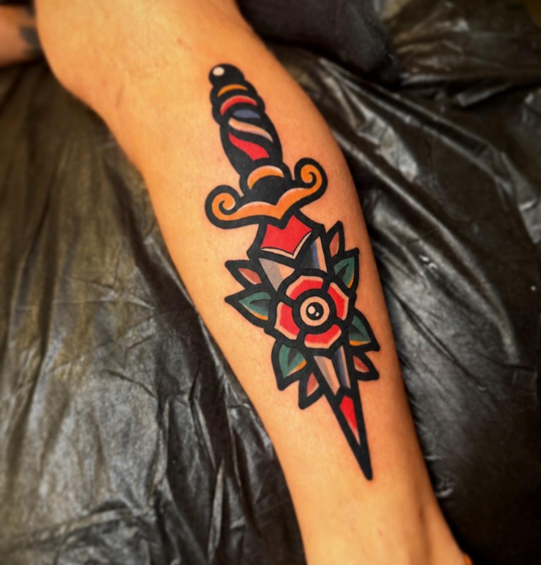 Tatouage Poignard gros et bold — straydogstattoo