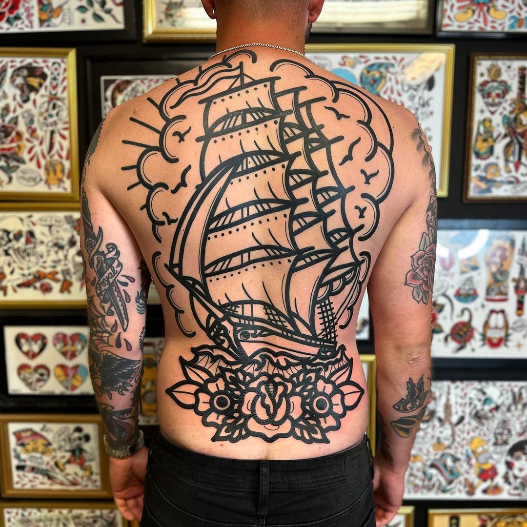 Tatouage Bateau voilier dos — straydogstattoo