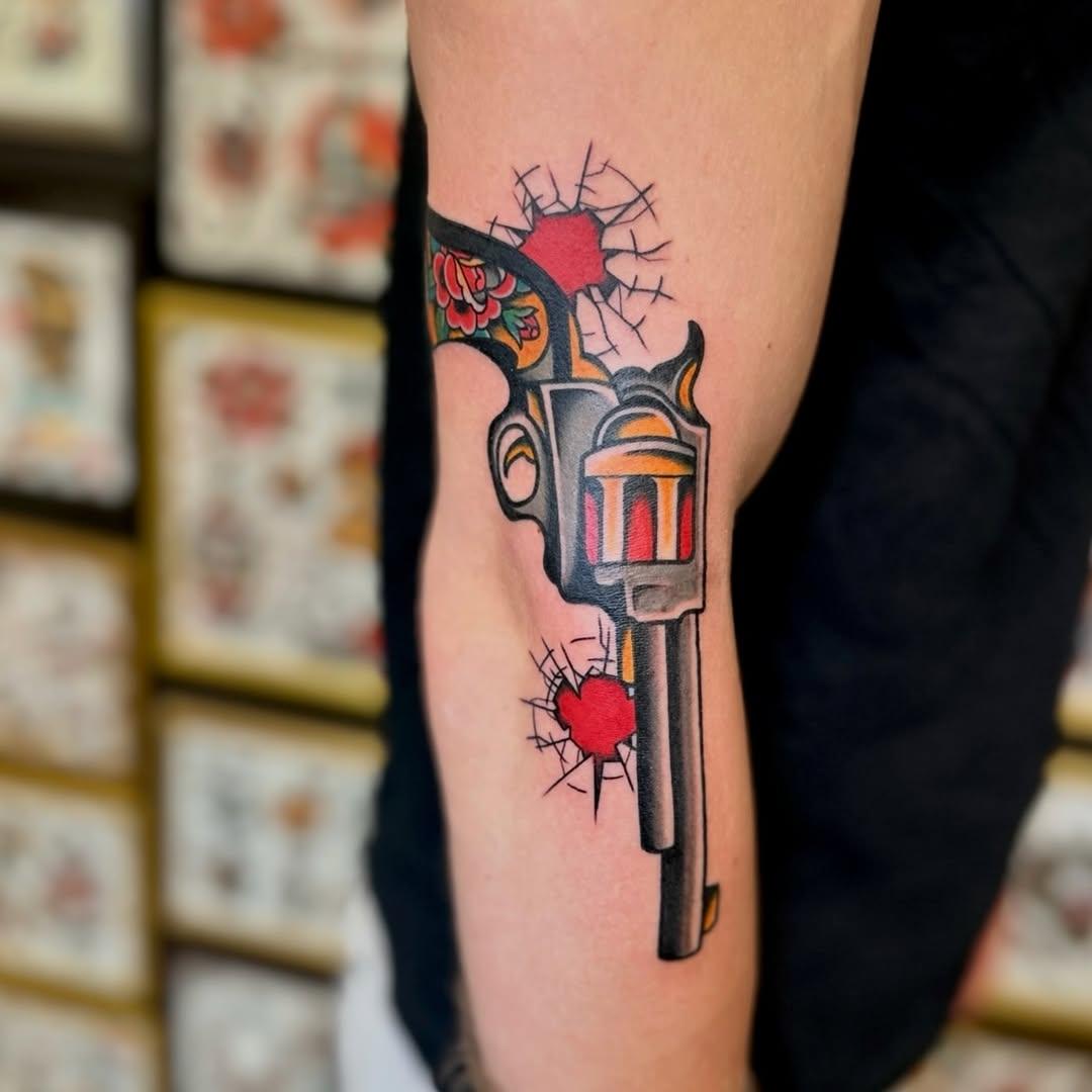 Tatouage Pistolet traditionnel — straydogstattoo