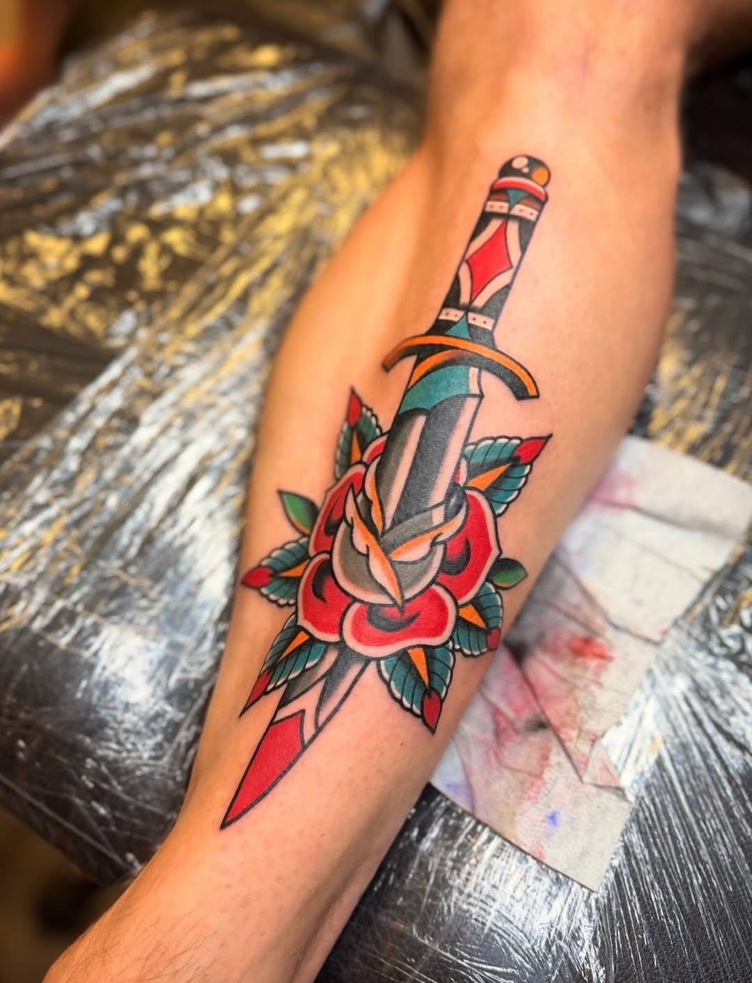 Tatouage Poignard et rose tibia — straydogstattoo