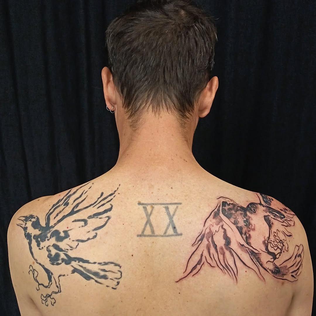 Tatouage oiseau et créature ailée avec chiffres romains — cagnecanine