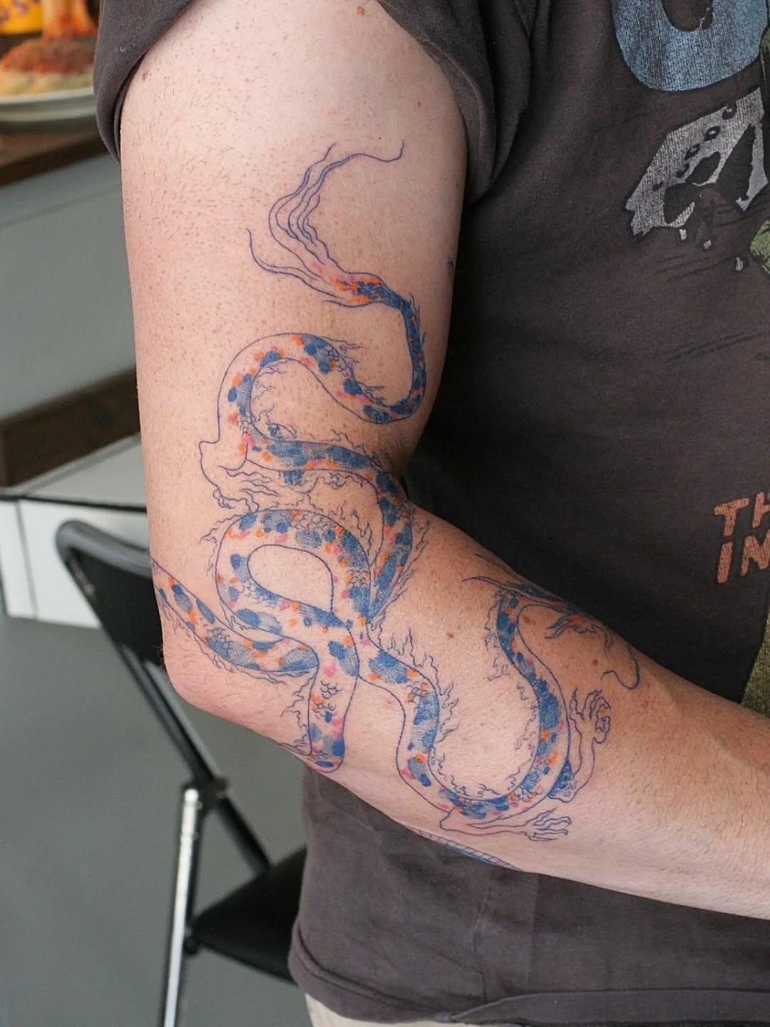Tatouage dragon coloré avec poissons et oiseaux — cagnecanine