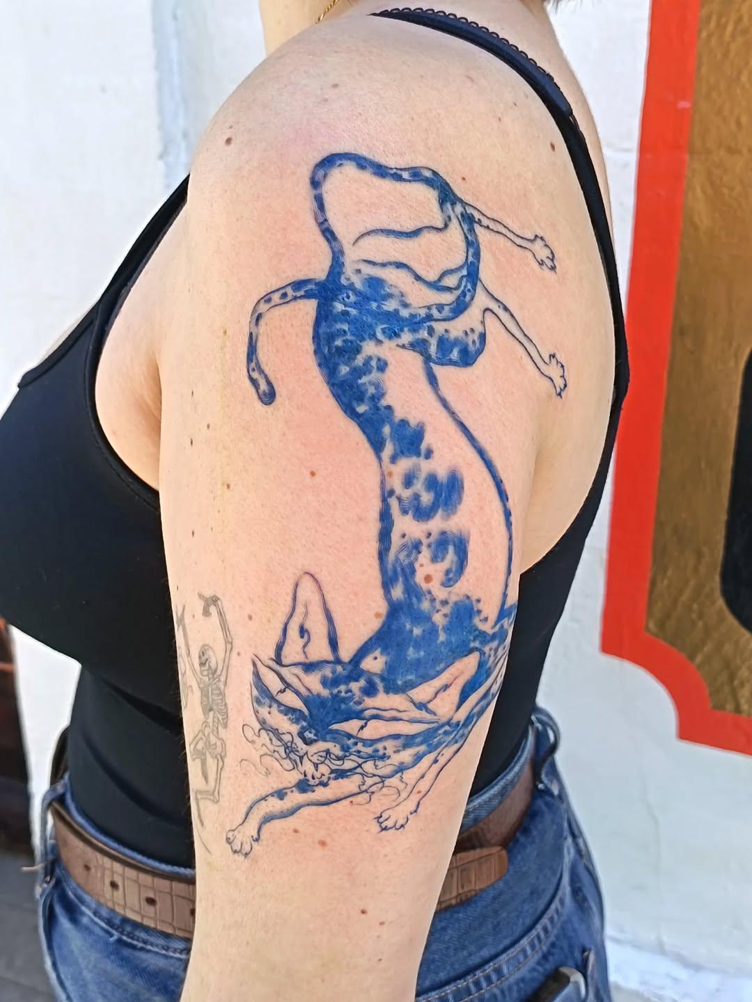 Tatouage créature/poulpe bleu — cagnecanine