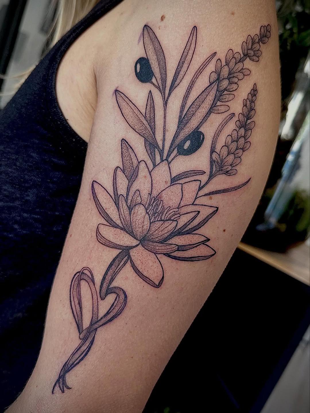 Petit bouquet floral blackwork — lilithblackwork