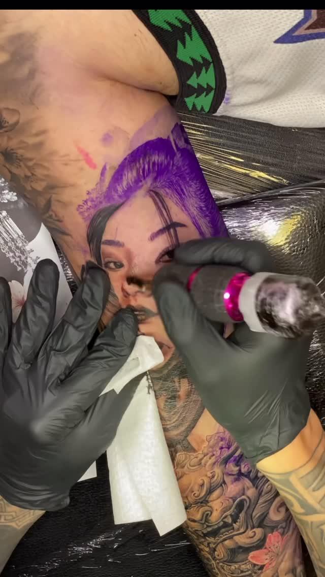 Tatouage Portrait féminin cheveux colorés — dark_spirit_tattoo