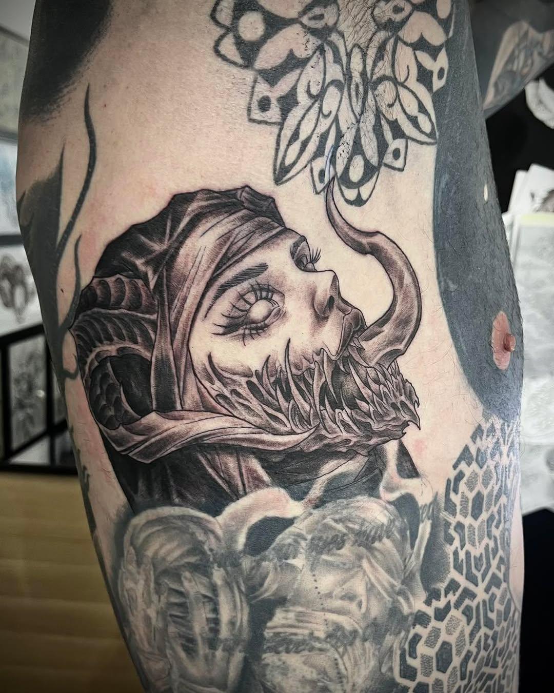 Tatouage Portrait réaliste et motifs décoratifs — tanuki_tatto0