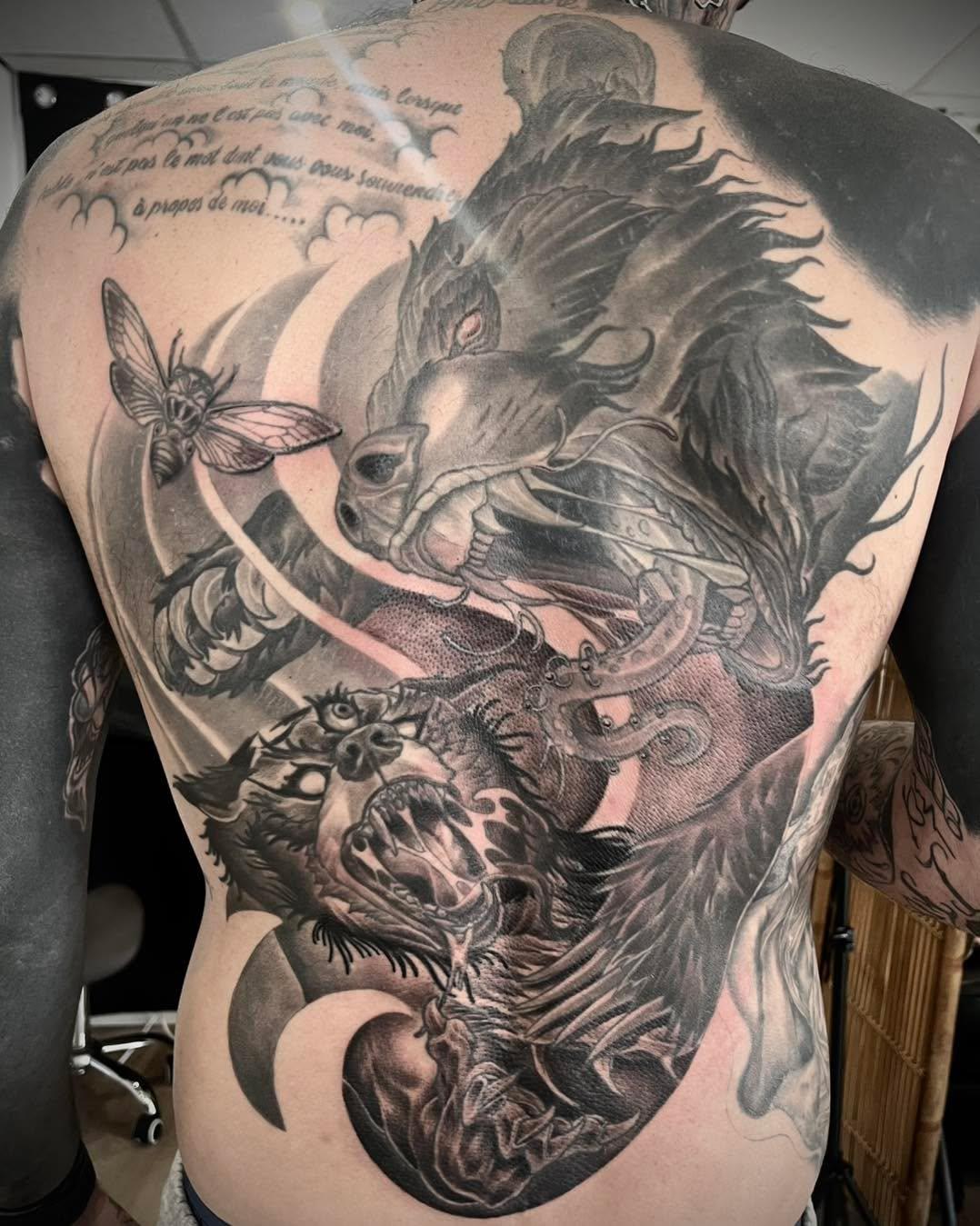 Tatouage Ours et loup en combat — tanuki_tatto0