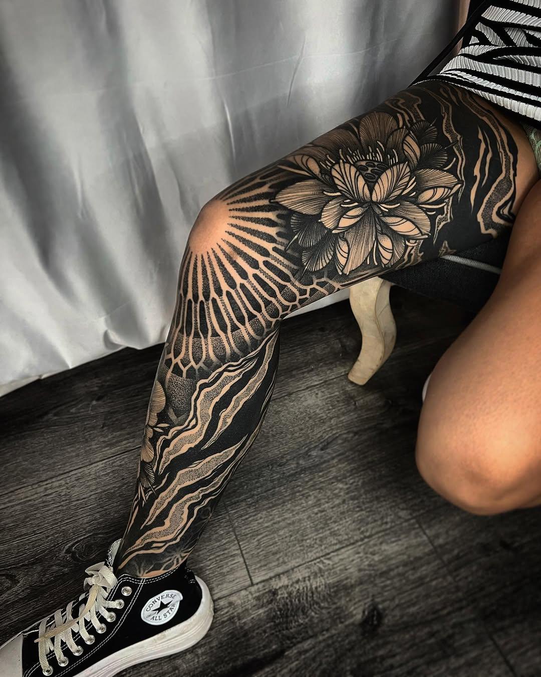 Tatouage Composition floral et motifs jambe complètement cicatrisée — monsieur_berdah