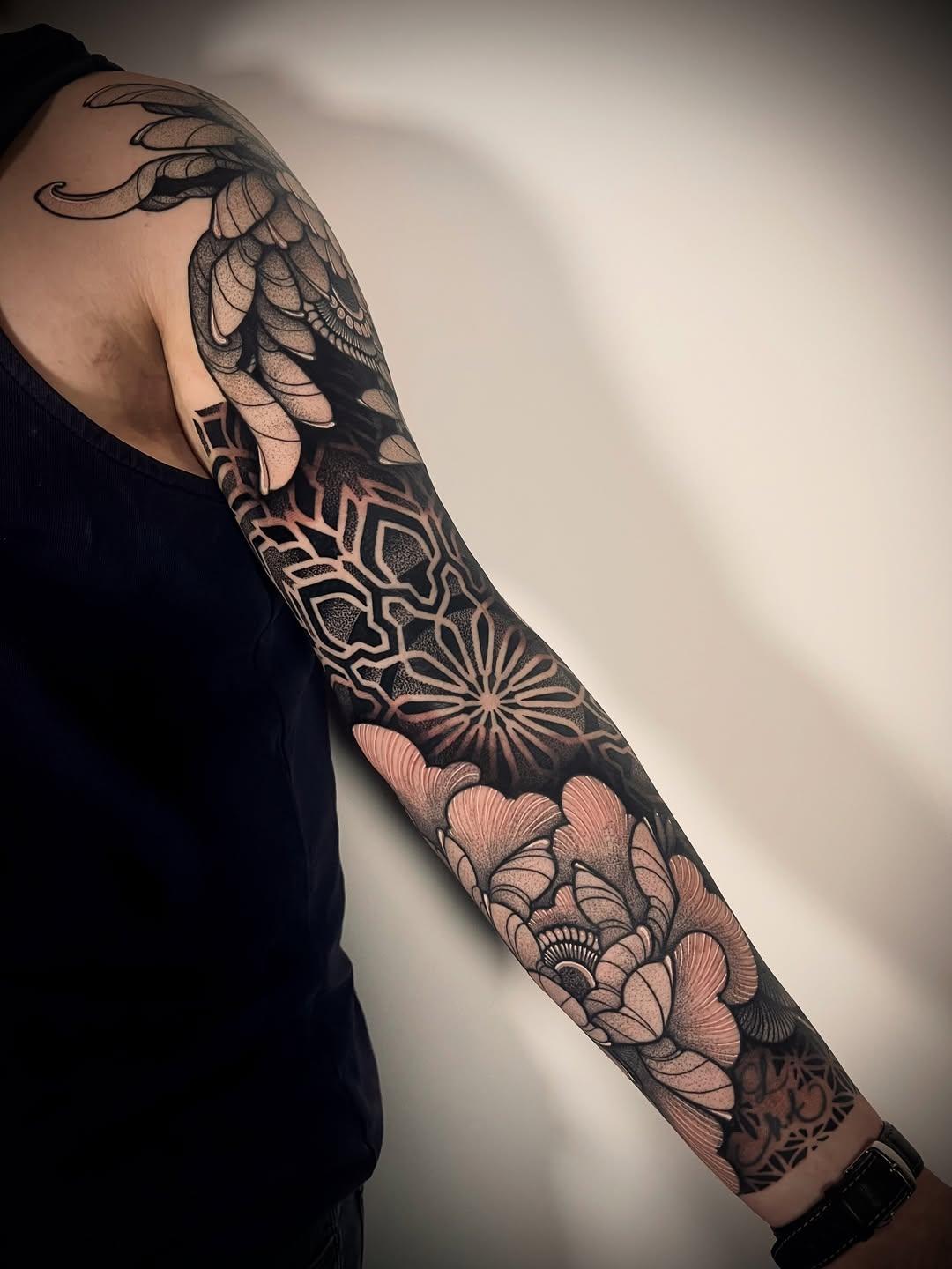Tatouage Bras complet chrysanthème pivoine mandala — monsieur_berdah