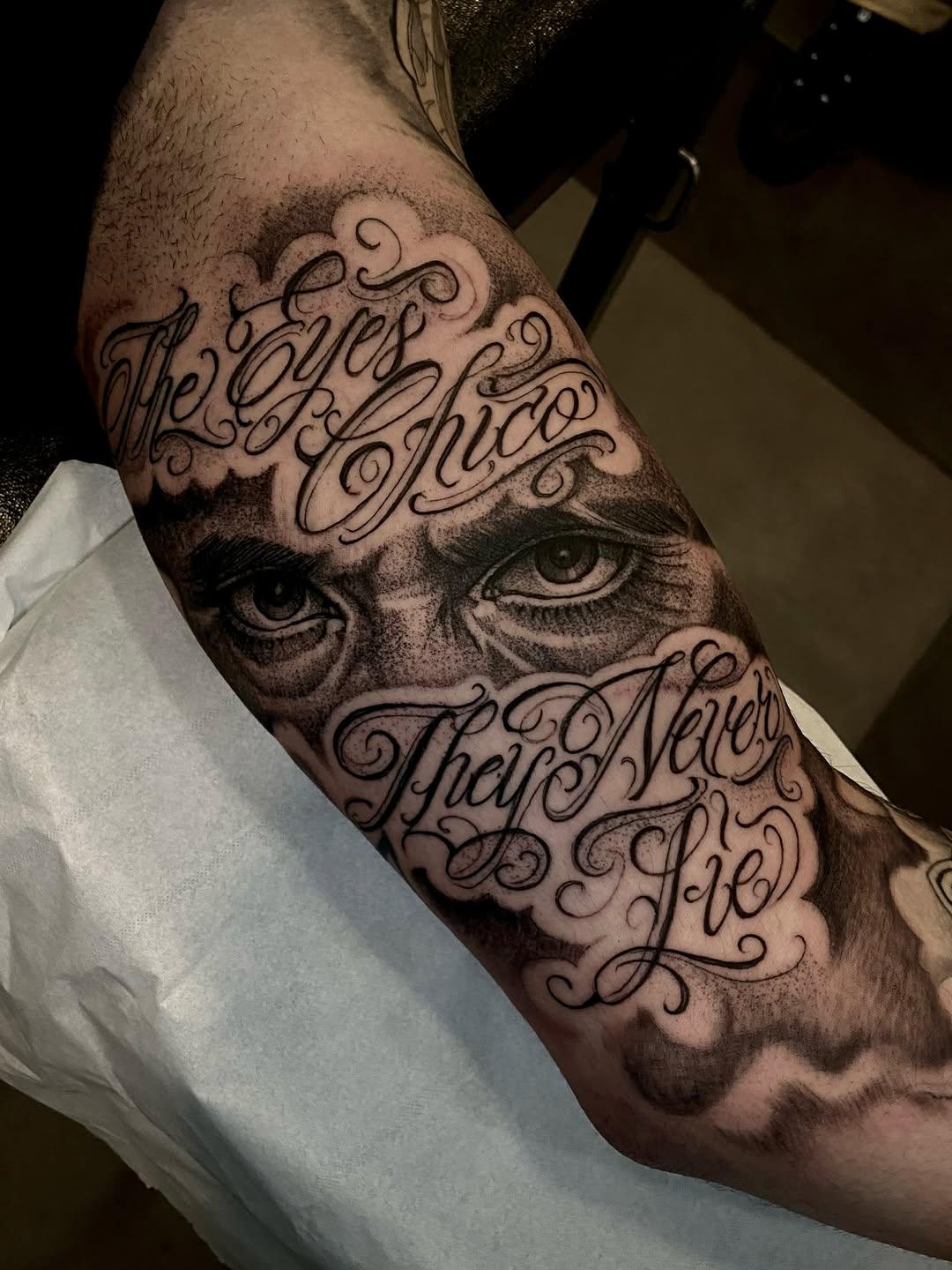 Tatouage Scarface lettering avec portrait — jerryonetattoo