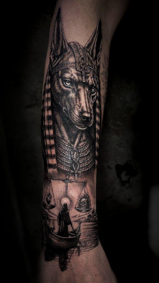 Tatouage Anubis avec balance et silhouette — clarahealthyfit