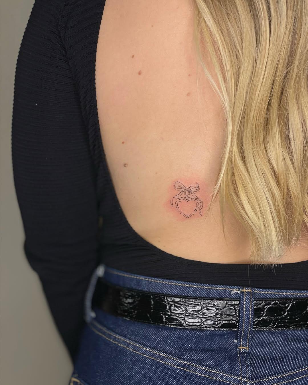 Tatouage cœur avec nœud — vlada.march