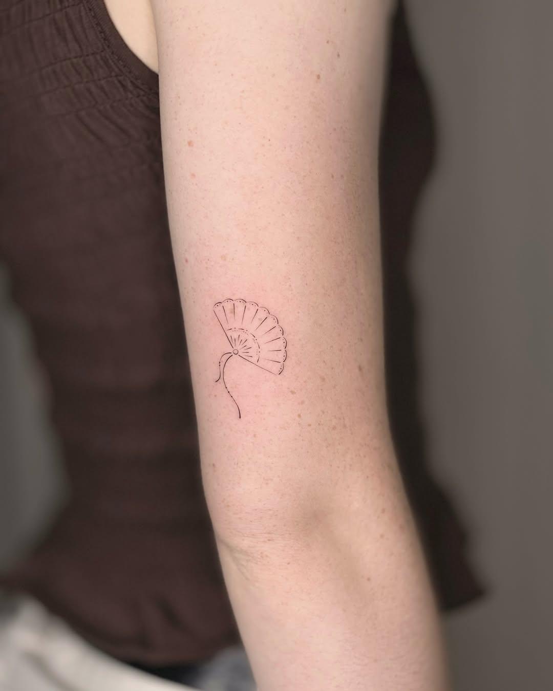 Tatouage fleur botanique délicate — vlada.march