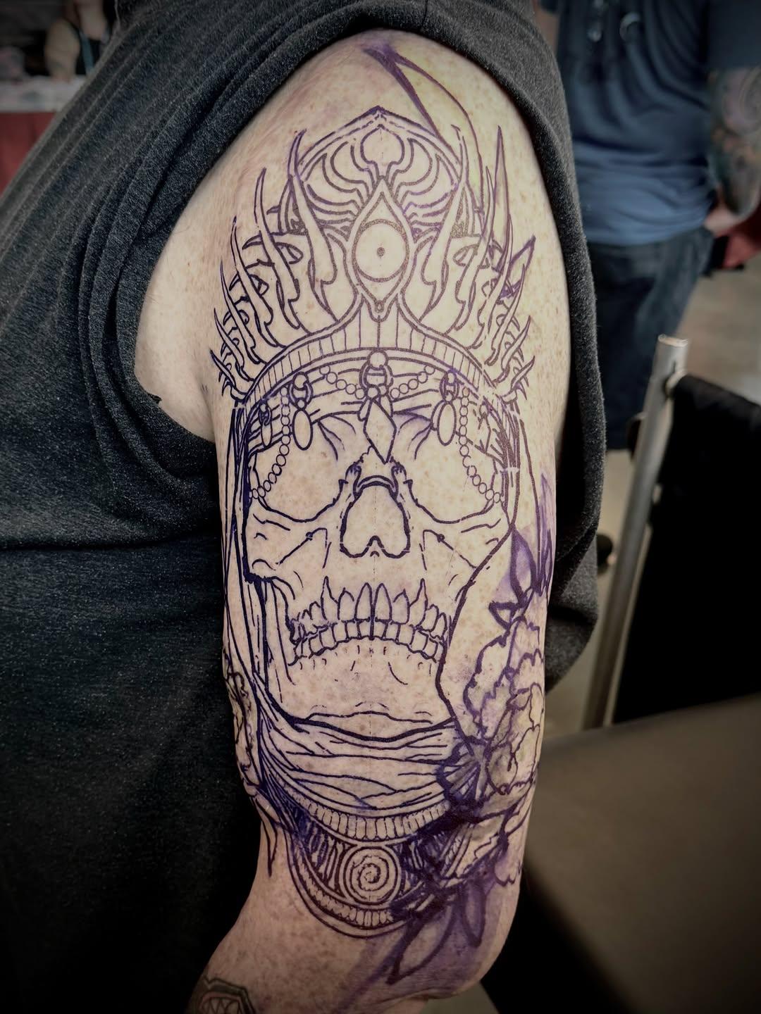 Tatouage crâne avec pivoine — dino_nevroz_tattoo
