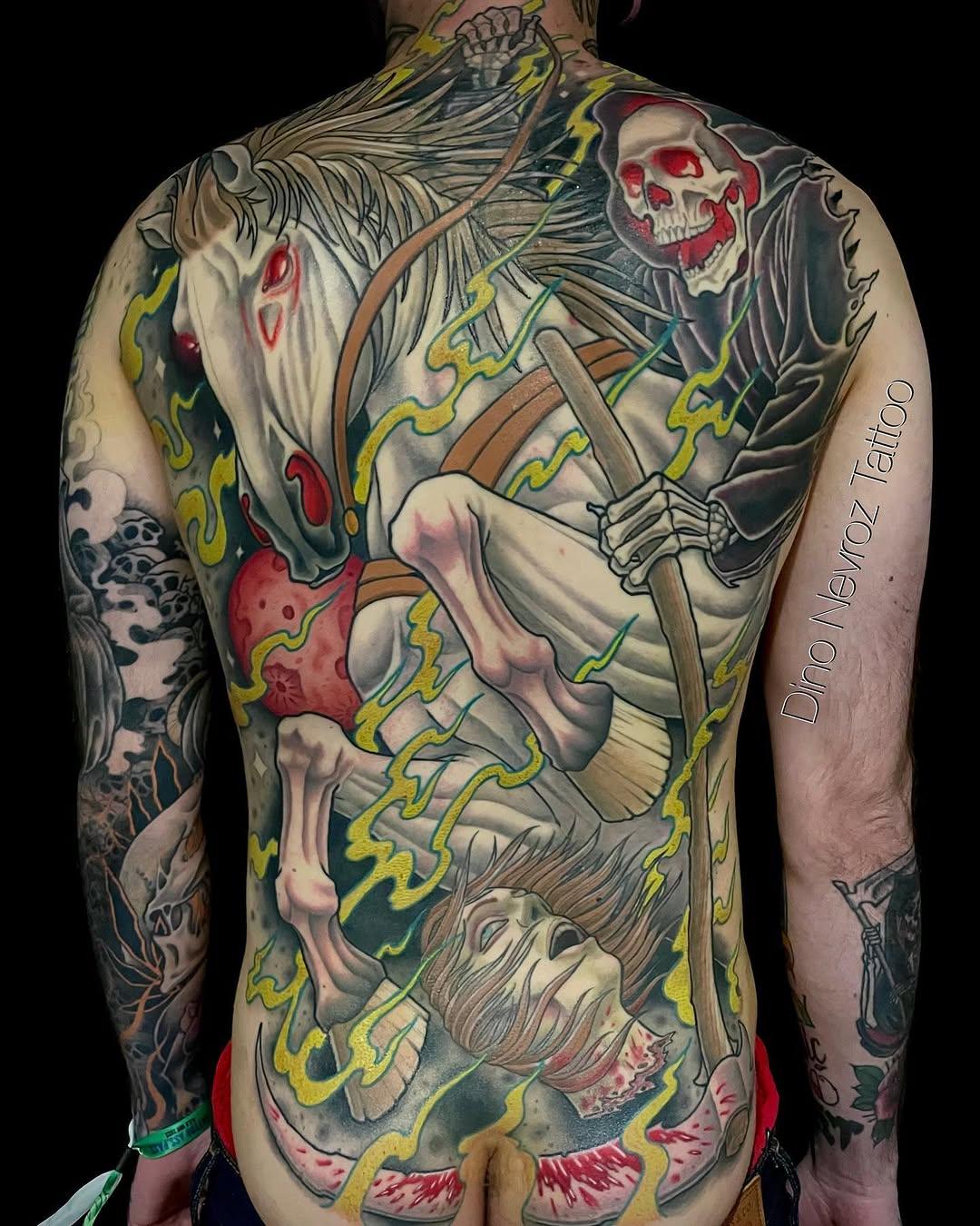 Tatouage dos apocalypse avec squelette et feu — dino_nevroz_tattoo