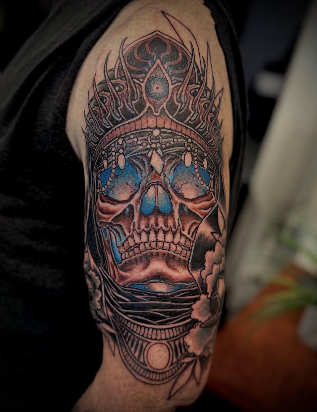 Tatouage crâne orné avec fleurs de pivoine — dino_nevroz_tattoo
