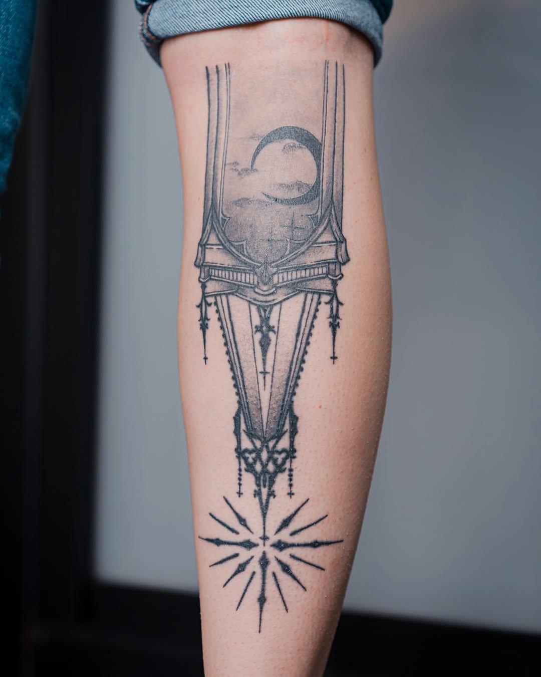 Tatouage ornemental blackwork — flora.melancholia