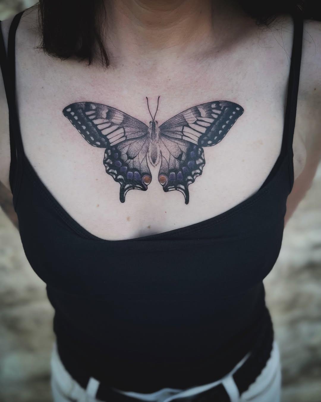Papillon sur le sternum, ornemental — flora.melancholia