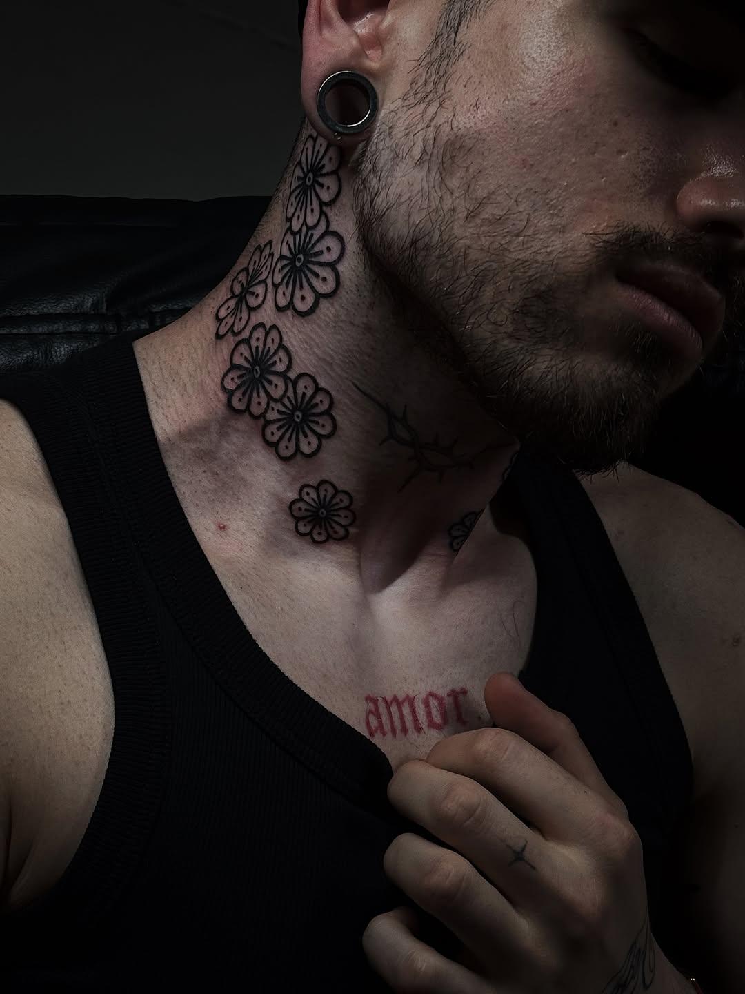 Tatouage fleurs cou/epaule — nick3xl