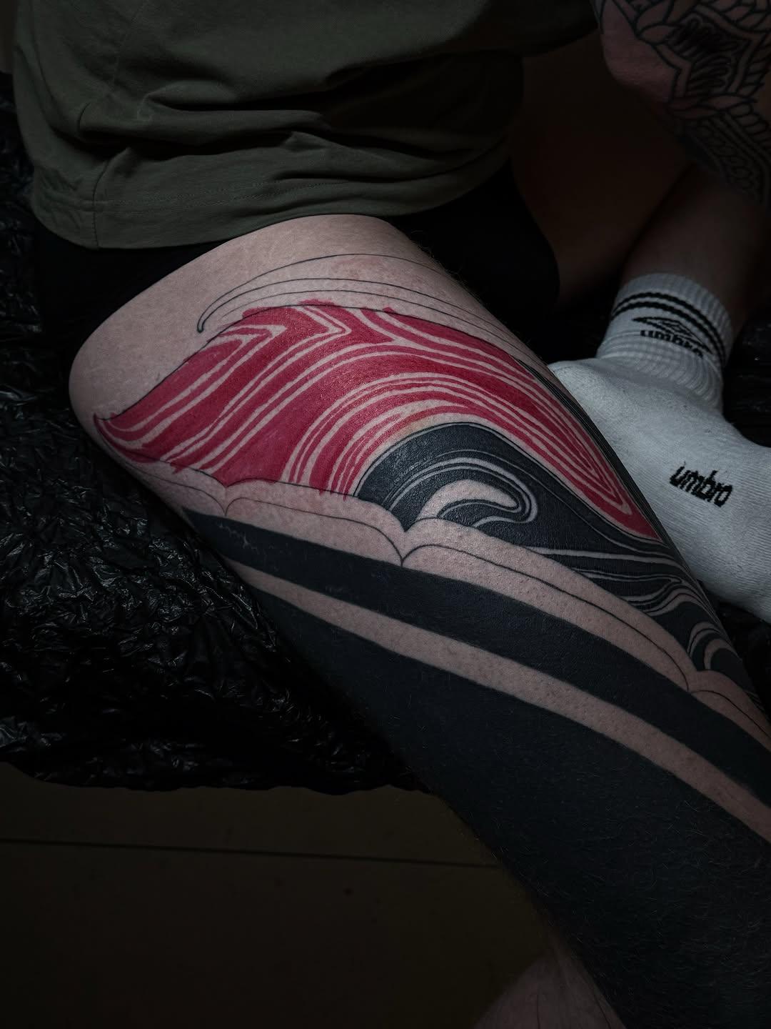 Tatouage design abstrait colore jambe — nick3xl