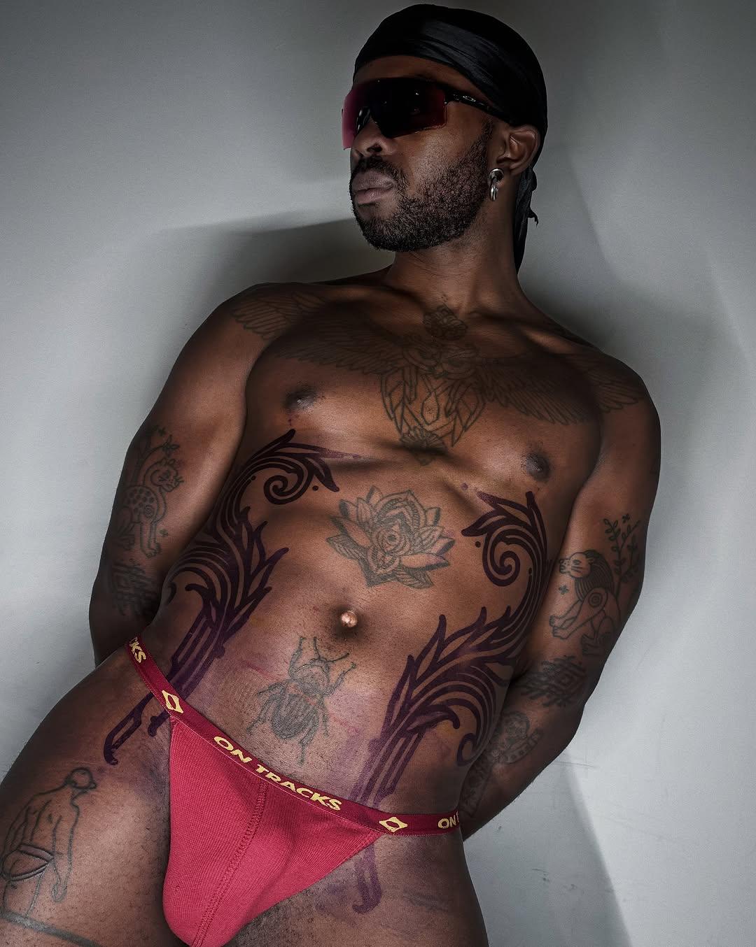 Tatouage design abstrait ventre/cotes — nick3xl