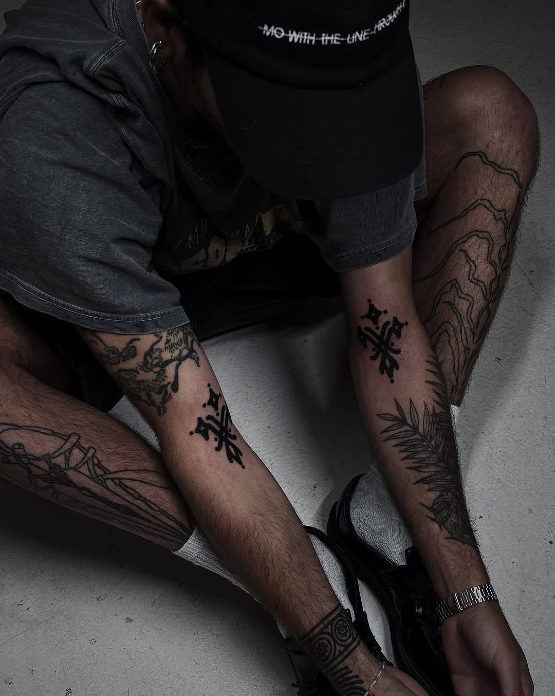 Tatouage motifs geometriques jambes — nick3xl